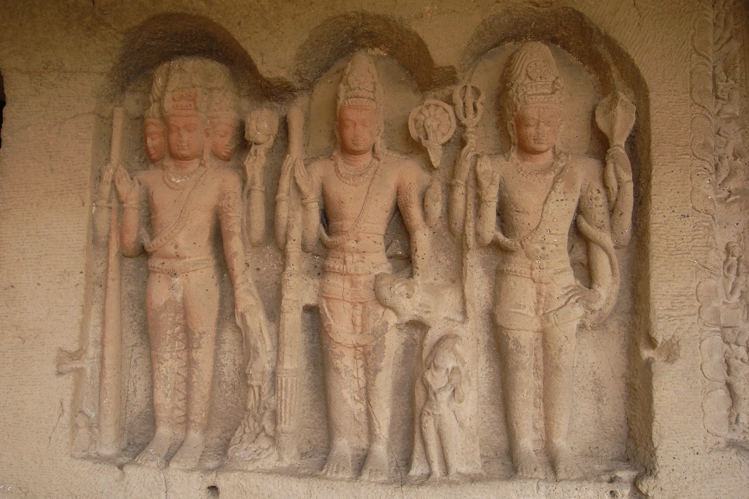 Trideva, el grupo de los tres dioses hindúes más importantes presentes en las varias religiones que conforman el hinduismo Brahma, Vishnu y Shiva